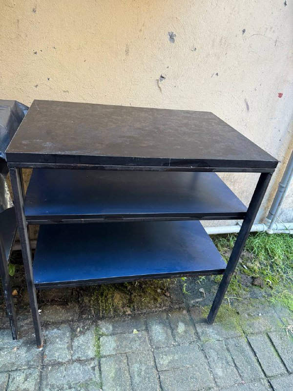 Два стола для кухни кафе