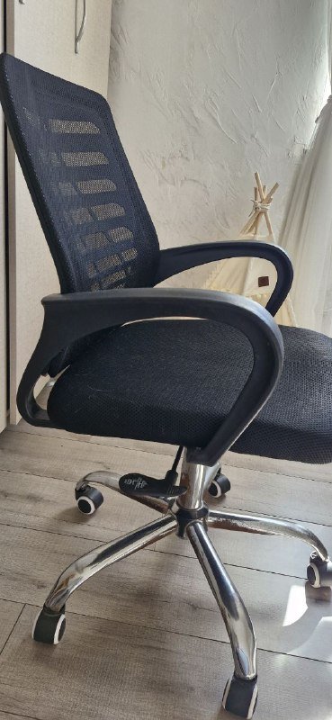 Офисное кресло с механизмом подъема