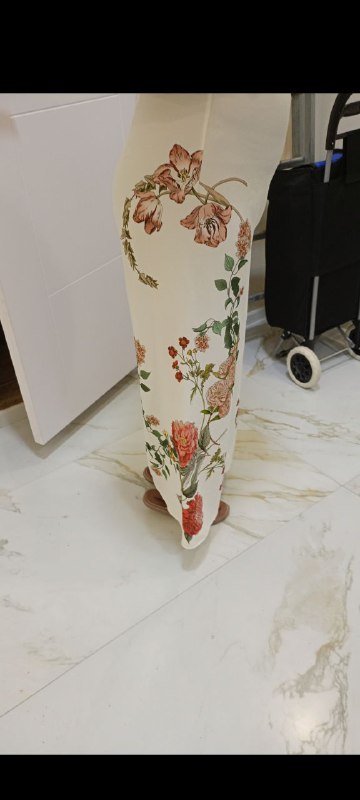 Белые брюки с цветочным рисунком 10