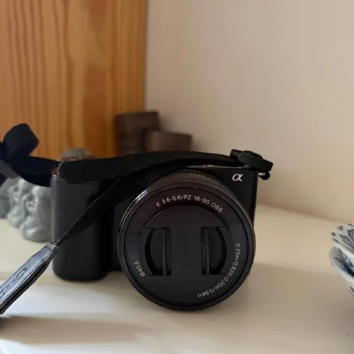 Камера Sony ZV-E10, объектив 16-50 мм