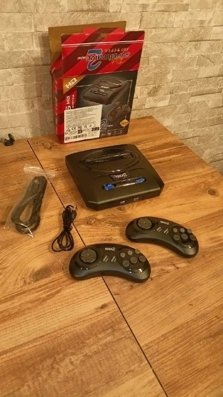 Ретро игровая приставка с джойстиками в стиле Sega 4