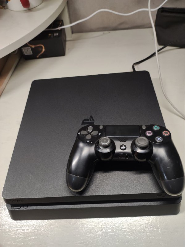 PlayStation 4 slim 2
