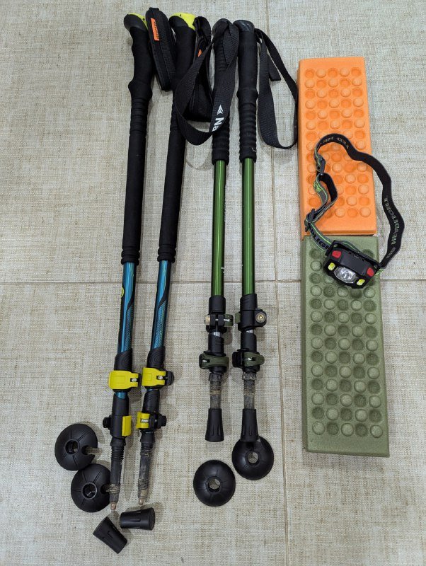 Палки трекинговые, коврик-сидушка, налобный фонарик, монокуляр