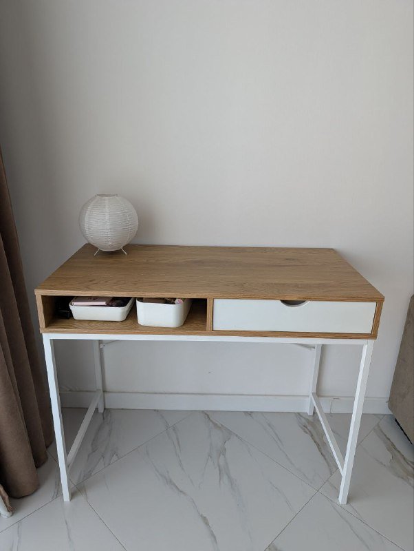 Стол, телевизор Hisense, компьютерный стол, стул, powerbank, мышь Xiaomi