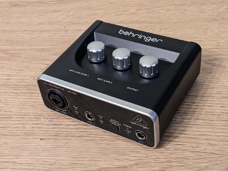 Аудиокарта Behringer U-PHORIA UM2
