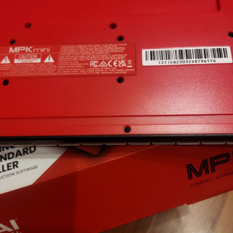 Контроллер Akai MPK mini 4