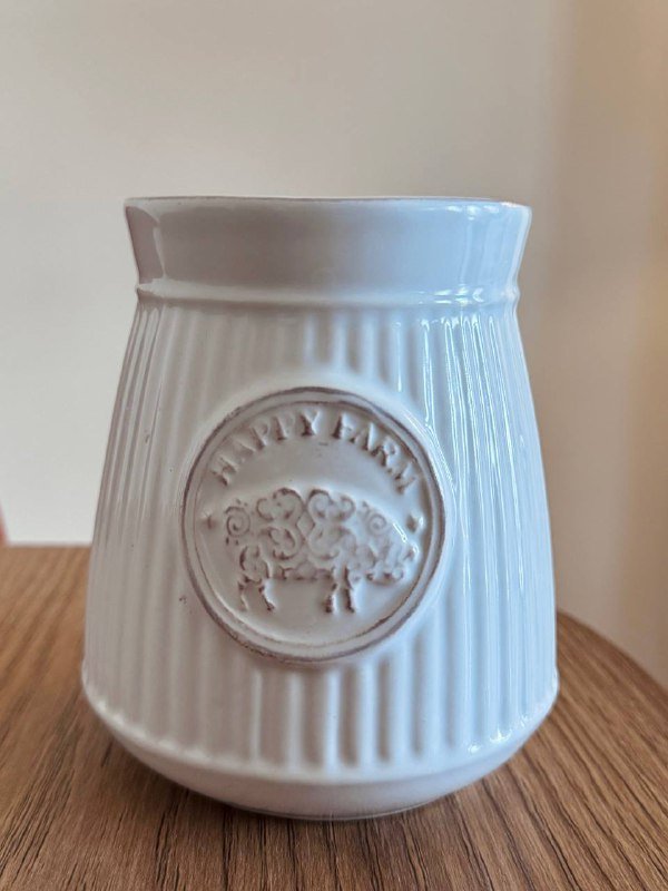 Белая керамическая ваза