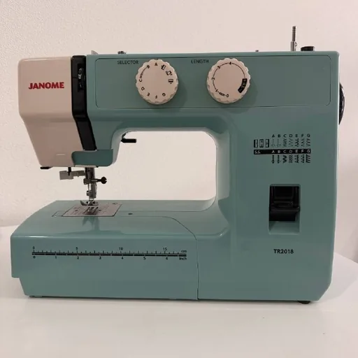 iPhone 15 Pro Max 256 GB, Janome TR2018 sewing machine