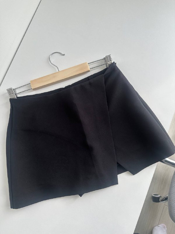 синие шорты oysho, юбка-шорты Zara, юбка H&M, черные спортивные шорты H&M, белые шорты Ришелье 2