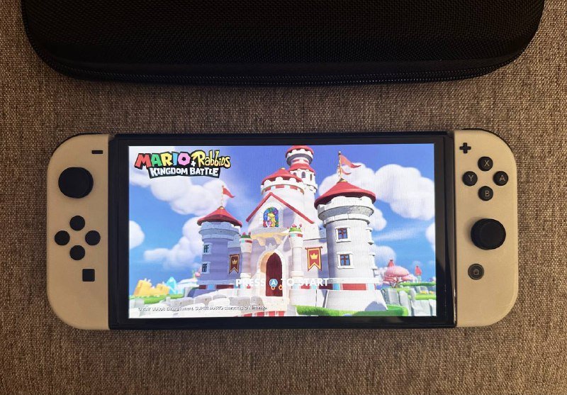 Nintendo Switch OLED, игры на картриджах, защитный кейс