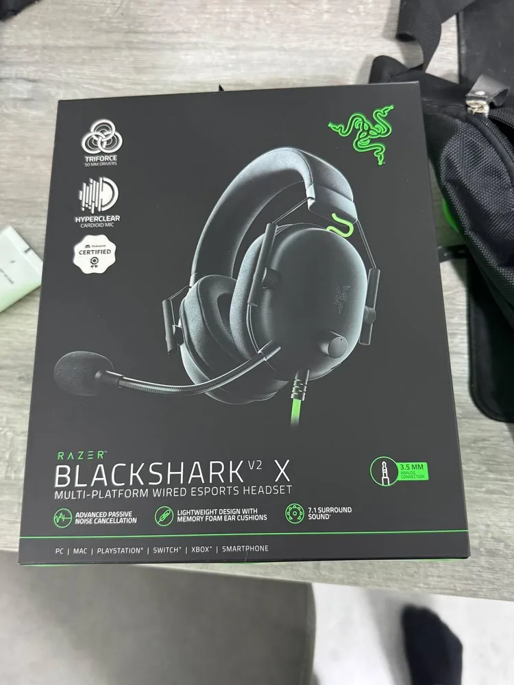 Наушники Razer, мышь Logitech, клавиатура 1