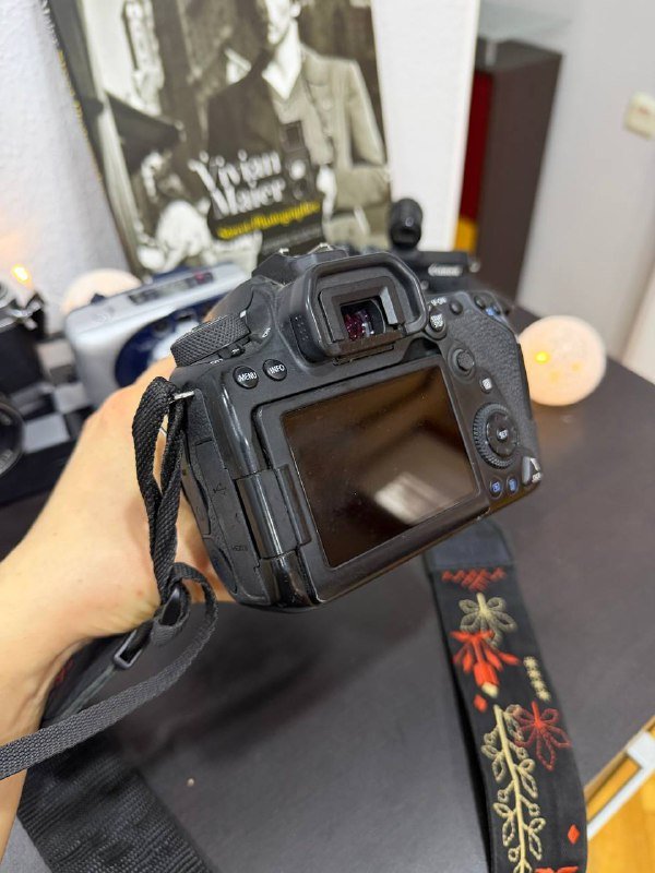 Фотоаппарат Canon EOS 90D с аккумулятором и зарядкой 2