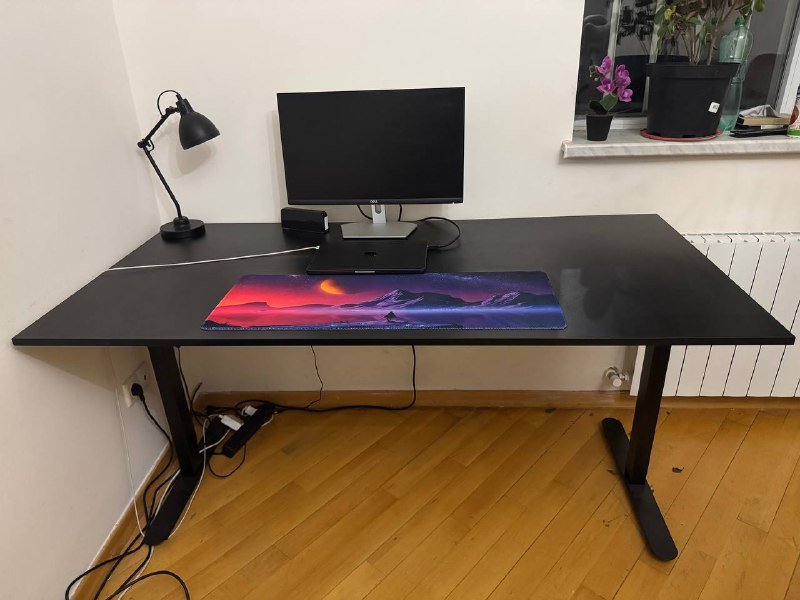 Кресло, компьютерный стол, монитор, лампа