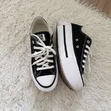 Женская дубленка Zara, сумка Calvin Klein, кеды Adidas Samba, кеды Converse, реплики Birkenstock и Crocs 2