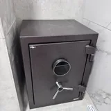 Столы, тумба, сейф, камеры, шторы 6