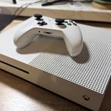 Xbox One S 500 ГБ с геймпадом и играми 3