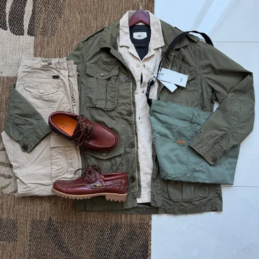 Куртка Tommy Hilfiger, сорочка Folk, футболка Folk, штани Napapijri, месенджер Carhartt, човникове взуття Floris van Bommel