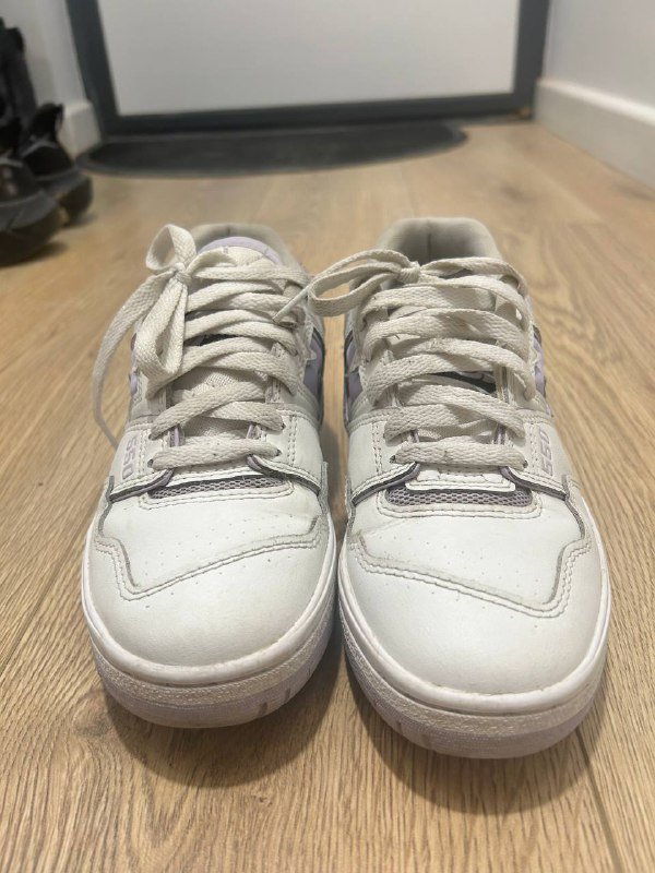 Пальто, платья, джинсы, кроссовки New Balance, полка 9