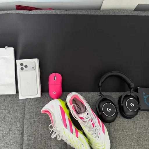 iPhone 17 Pro Max, бутсы adidas, наушники Logitech, коврик Logitech