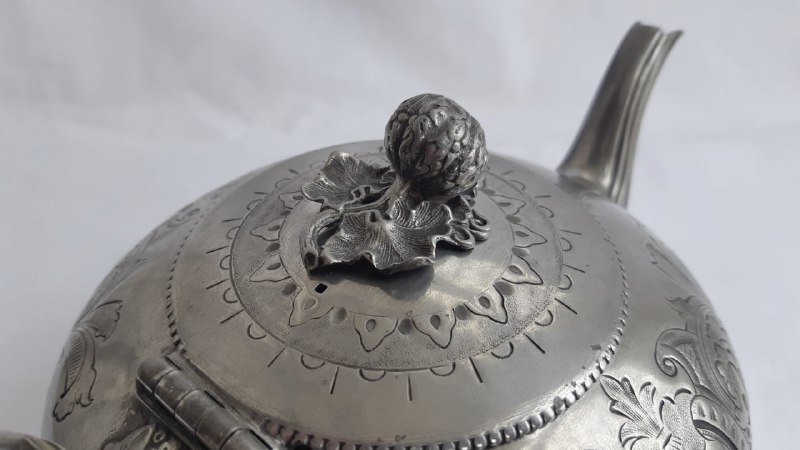 Старинный серебристый чайник с узорами 4