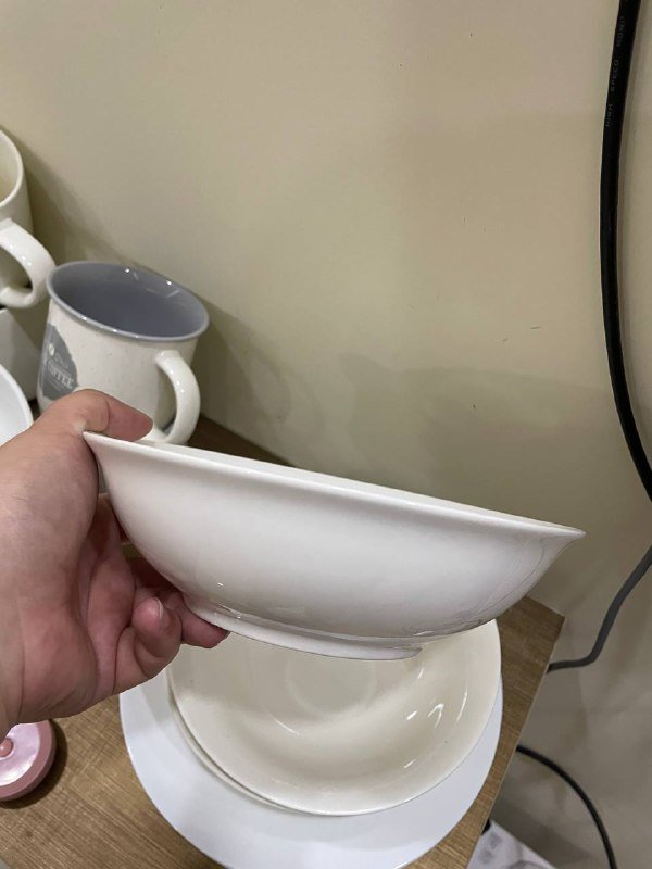 тарелки, пиалы, черпак, ложки, щетка для посуды, стаканы