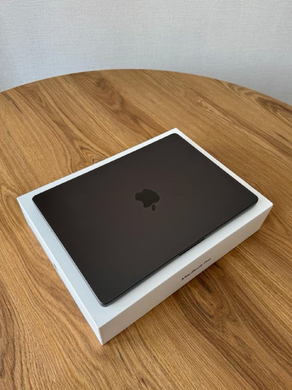 Macbook Pro 14" M4 10-core CPU GPU 16GB RAM 512GB SSD 3