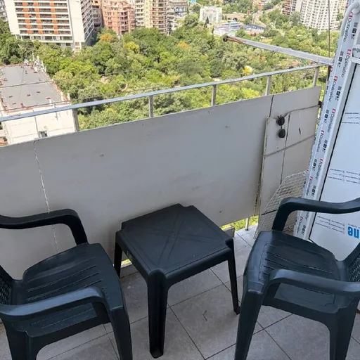Пластиковые стулья и стол