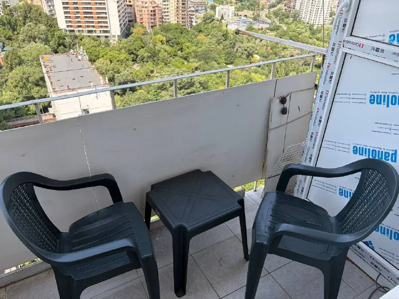 Пластиковые стулья и стол