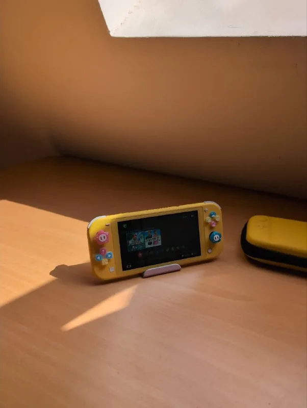 Nintendo Switch Lite Желтая 1