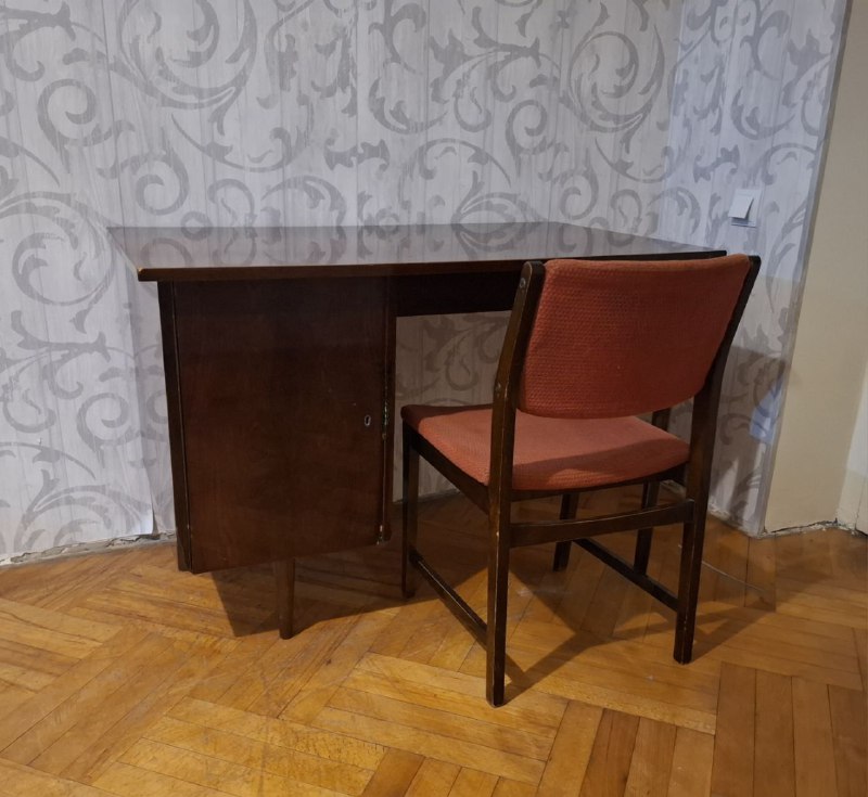 Стол со стулом