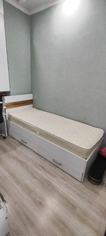 Односпальная кровать с матрасом