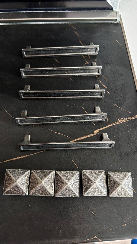 Металлические ручки для фасадов кухни с креплениями