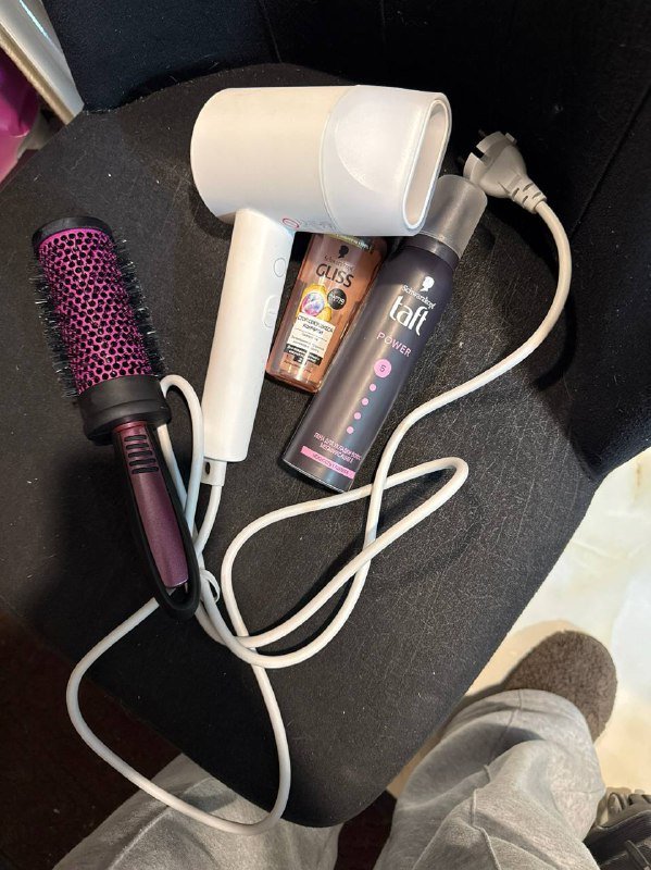 Фен, щетка для волос, шампунь и лак для волос