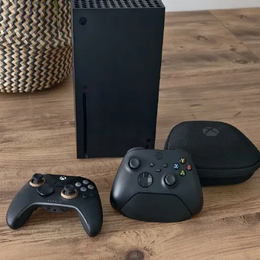 Xbox Series X с тремя геймпадами
