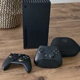 Xbox Series X с тремя геймпадами 1