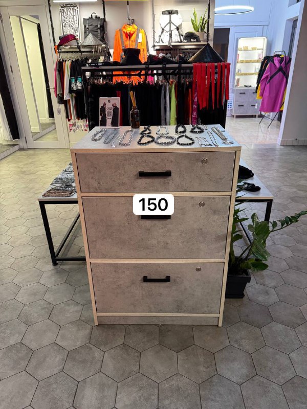 Компьютерные кресла, стол, стелажи, пуфики, тумбу, монстеру 4