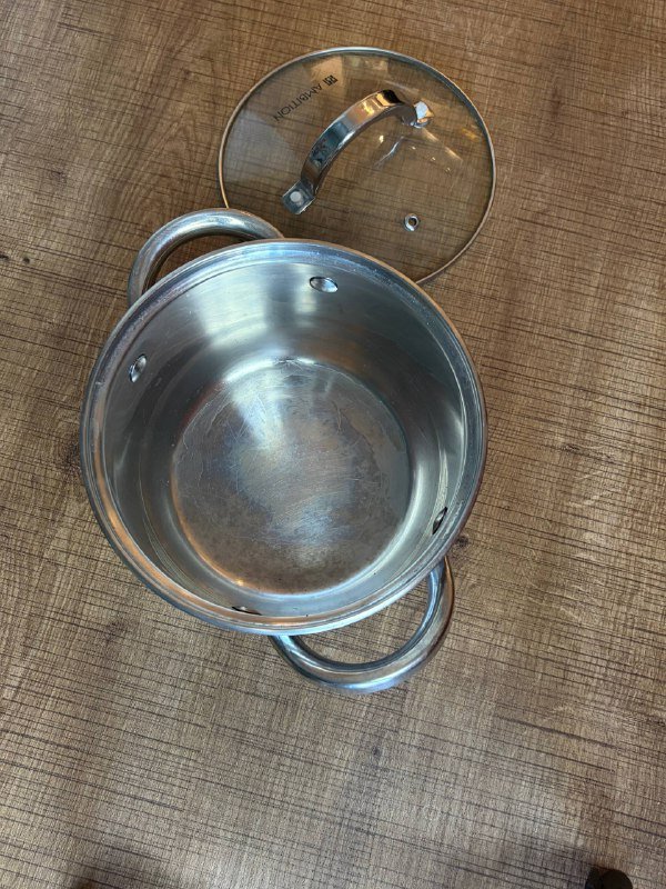 Б/у кастрюля с крышкой, диаметр 18 см