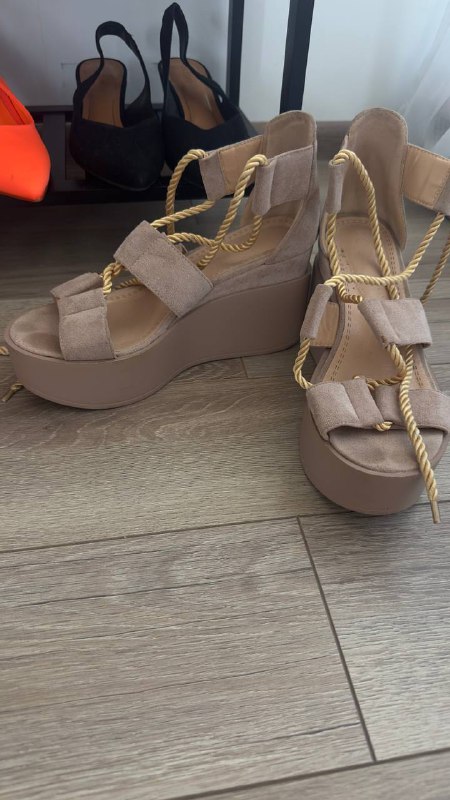 Полка, зеркало, ножи, бокалы, тарелки, босоножки, свеча электронная, кухонные весы, дозатор для ванны, канцтовары 6