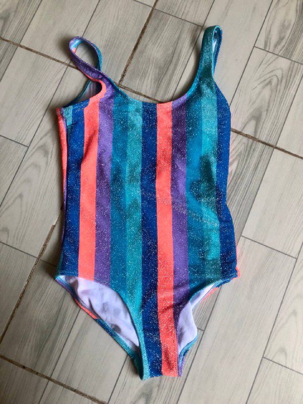 Жилет, брюки, детская обувь, купальник, черные тапочки 8