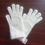 Белые вязаные зимние перчатки 2