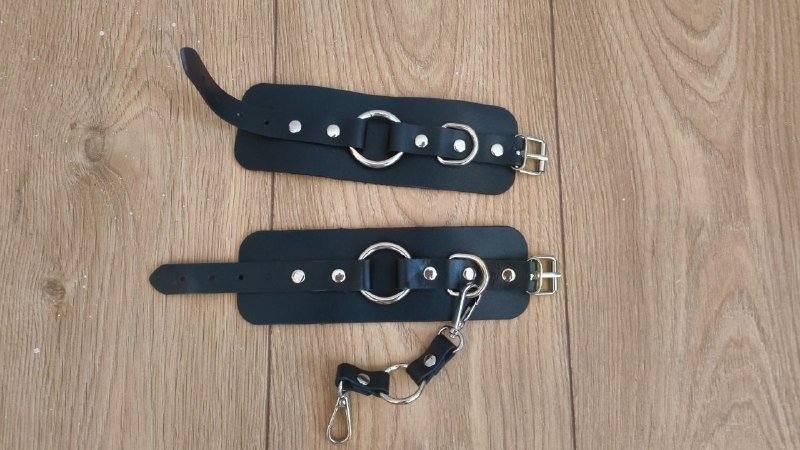 Кожаные наручники с регулировкой обхвата кисти
