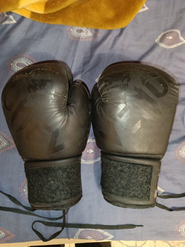 Черные боксерские перчатки VENUM 12 OZ, Салатовые боксерские перчатки 8 OZ 4