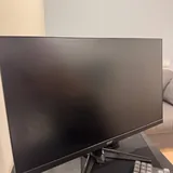 Стол JYSK, монитор Acer Nitro, гарнитура HyperX 3