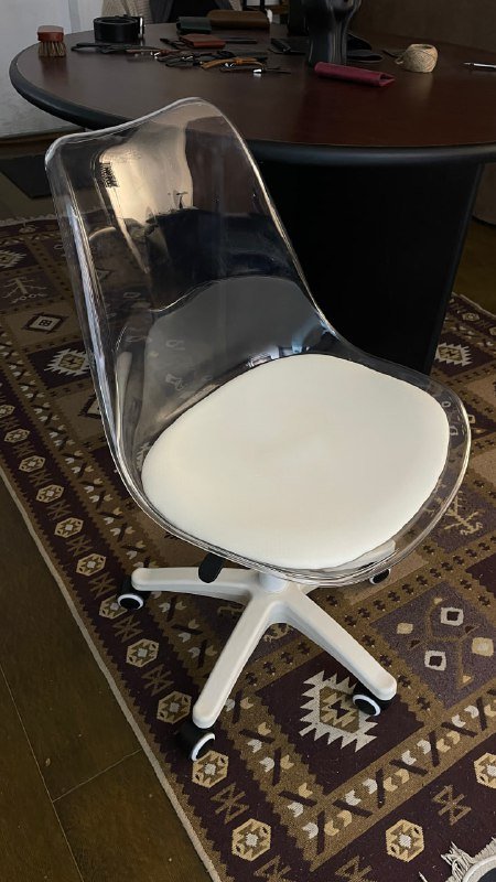 Офисный стул, ковер, лампы, массажер, фотоаппарат, зеркало, цветы в горшках 7