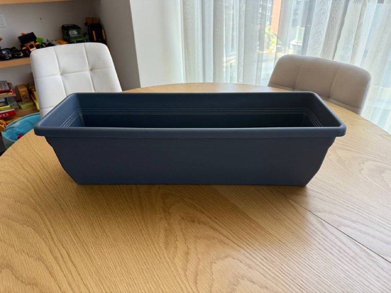 Пластиковое кашпо, металлические держатели для горшка