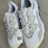 Adidas Ozweego, Adidas Ozelia 1