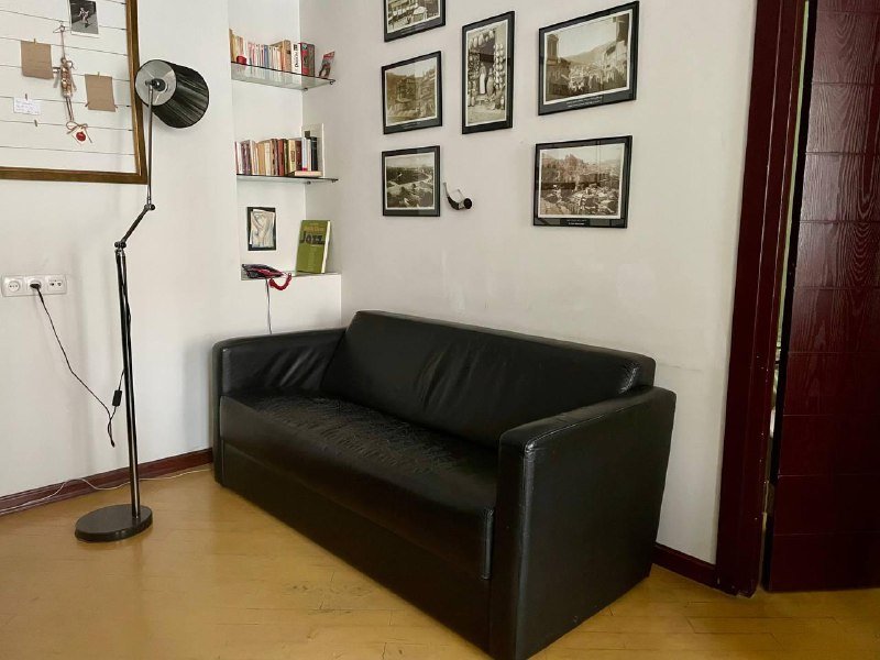 чёрный диван