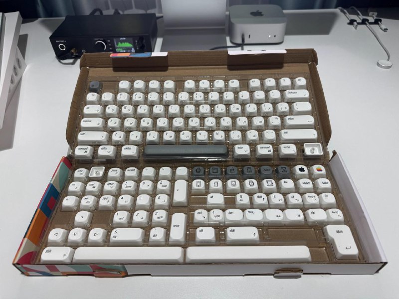 Клавиатура Apple Magic Keyboard, свичи Cherry MX RED, Gateron G Brown, Glorious RED, кейкапы Hyperx, кейкапы MAC, стойки IsoAcoustics, наушники hifiman, подставка Aluminum Stand, студийные мониторы DynAudio 2