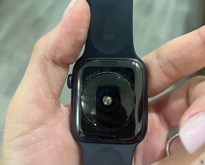 Apple Watch 44 мм se с поврежденной матрицей 2