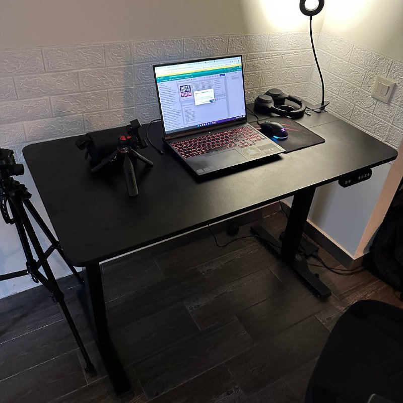 Регулируемый по высоте стол